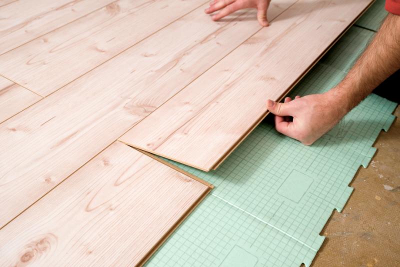 Pose de matériaux insonorisants sur mur mitoyen par expert acoustique
