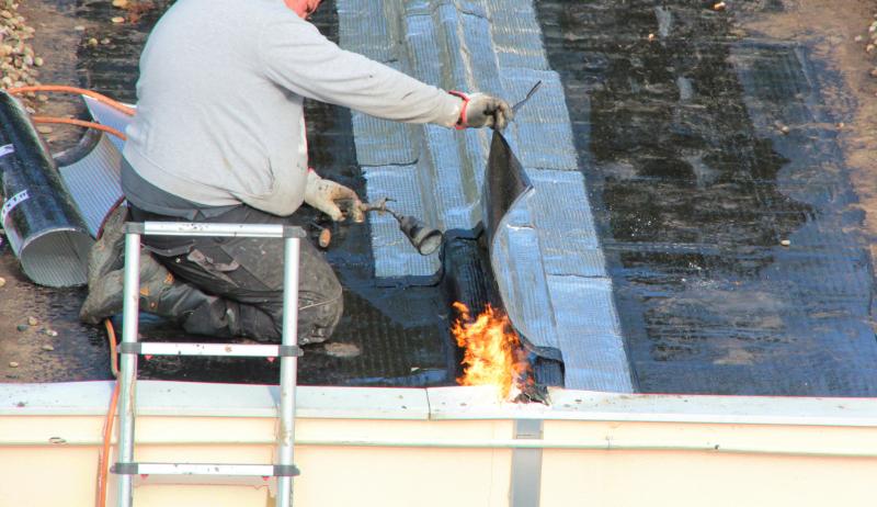 Chantier d'étanchéité toit terrasse avec évacuation d'eau optimisée