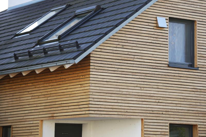 Chantier de bardage composite avec fixations invisibles professionnelles