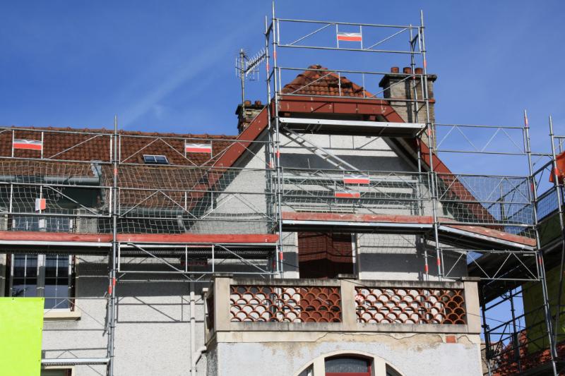 Échafaudage complet pour ravalement de façade de maison ancienne