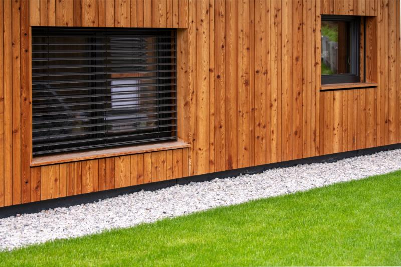 Façade rénovée avec bardage PVC blanc - entretien facile et durable