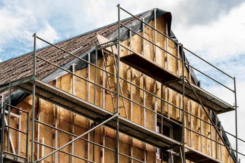 Maison en rénovation énergétique avec isolation thermique par l'extérieur en cours