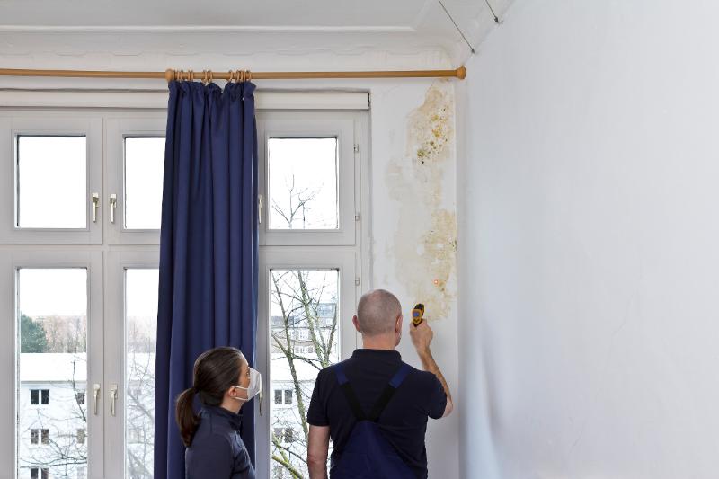 Installation de système de ventilation VMC contre l'humidité excessive