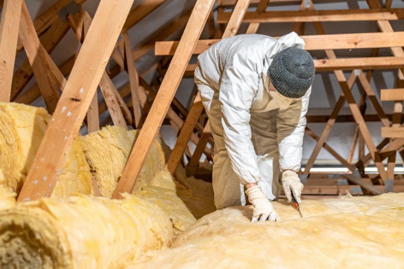 Soufflage d'isolant en vrac dans combles par professionnel certifié